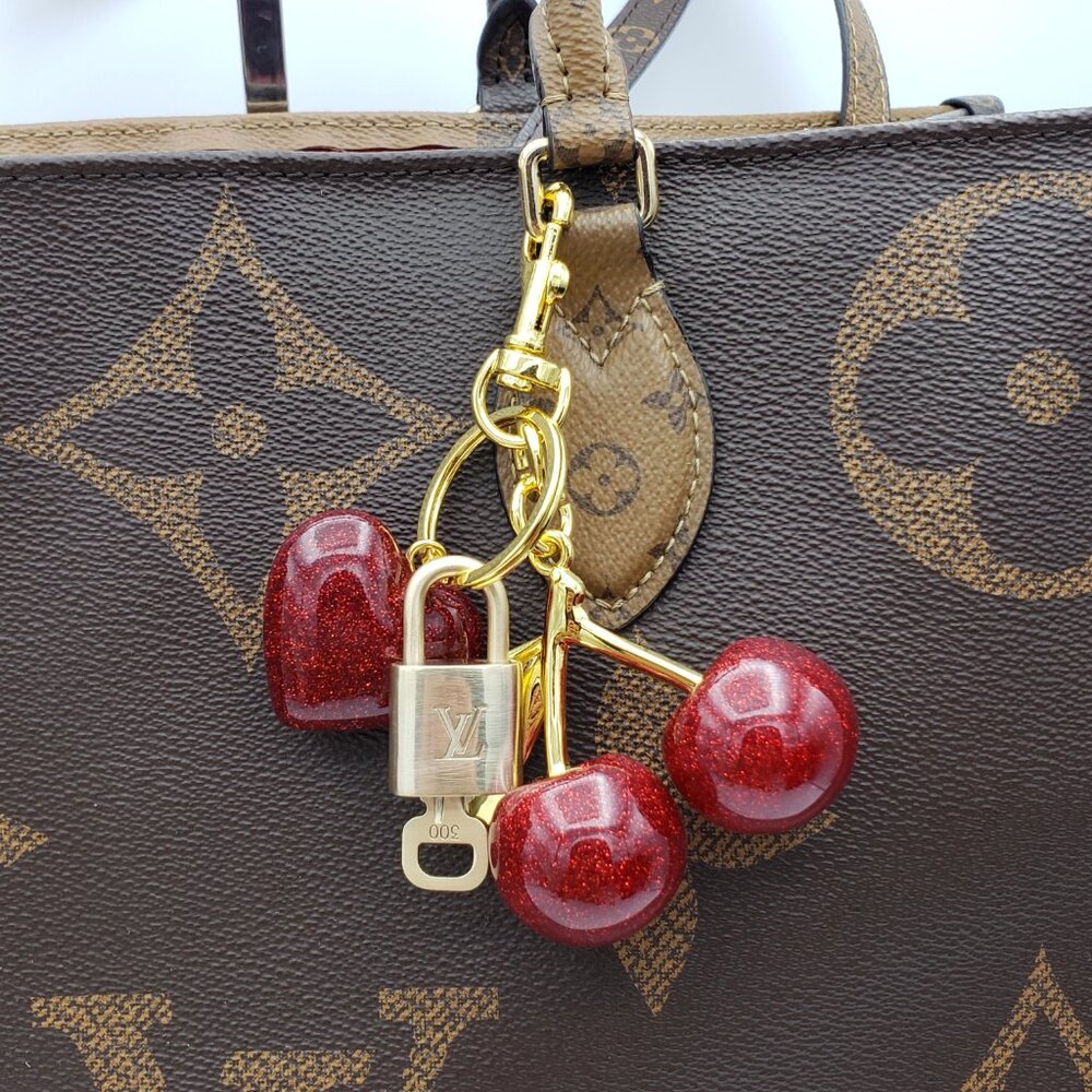 LV Authentic Gold Padlock 🔒 Key Set w/ Unbranded Apple/Heart Keychain Charm - Picture 10 of 10